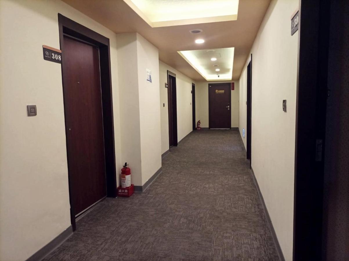 Crystal Hotel 풀리 외부 사진