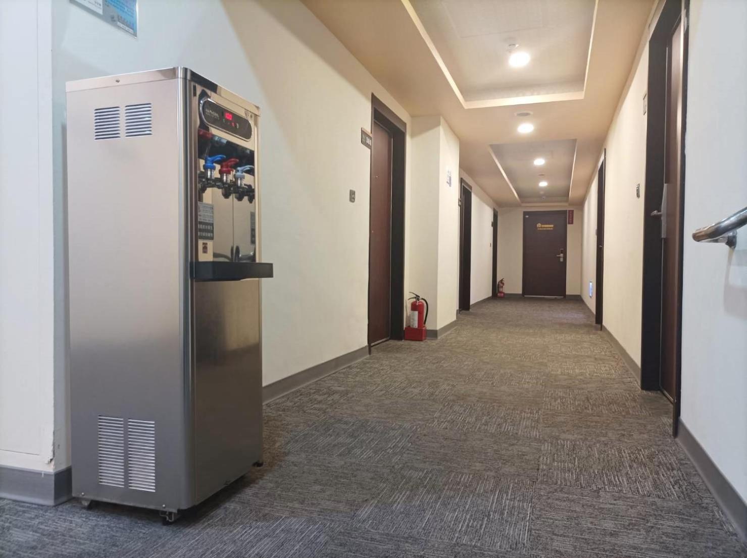 Crystal Hotel 풀리 외부 사진