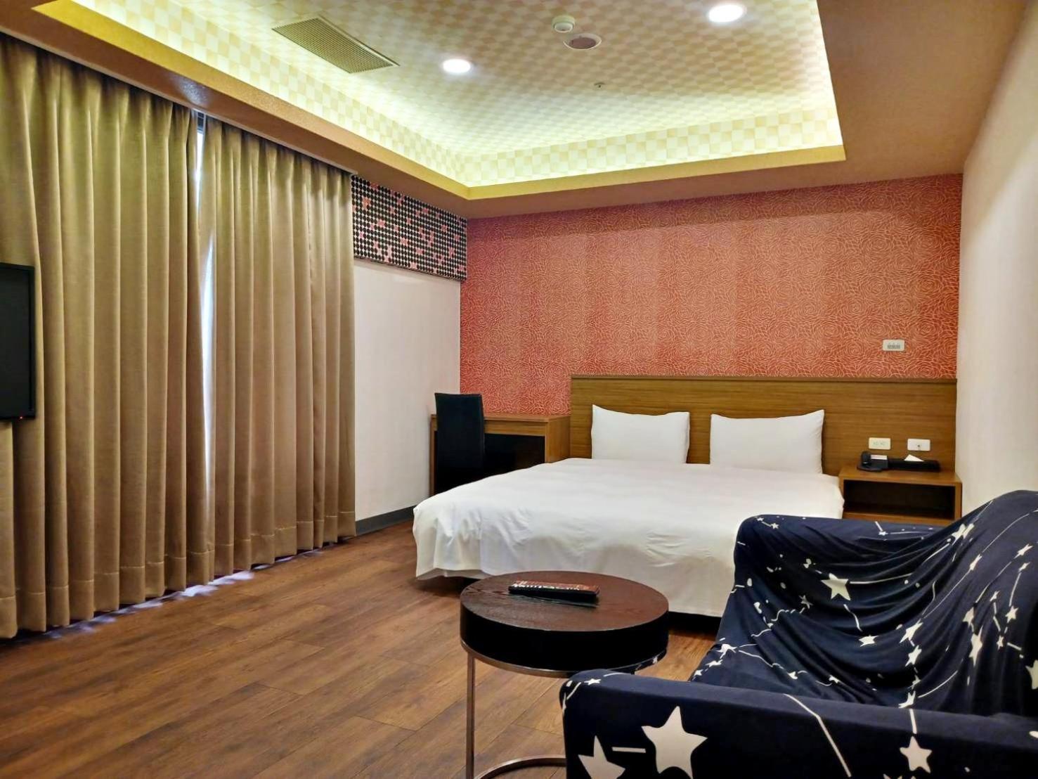 Crystal Hotel 풀리 외부 사진
