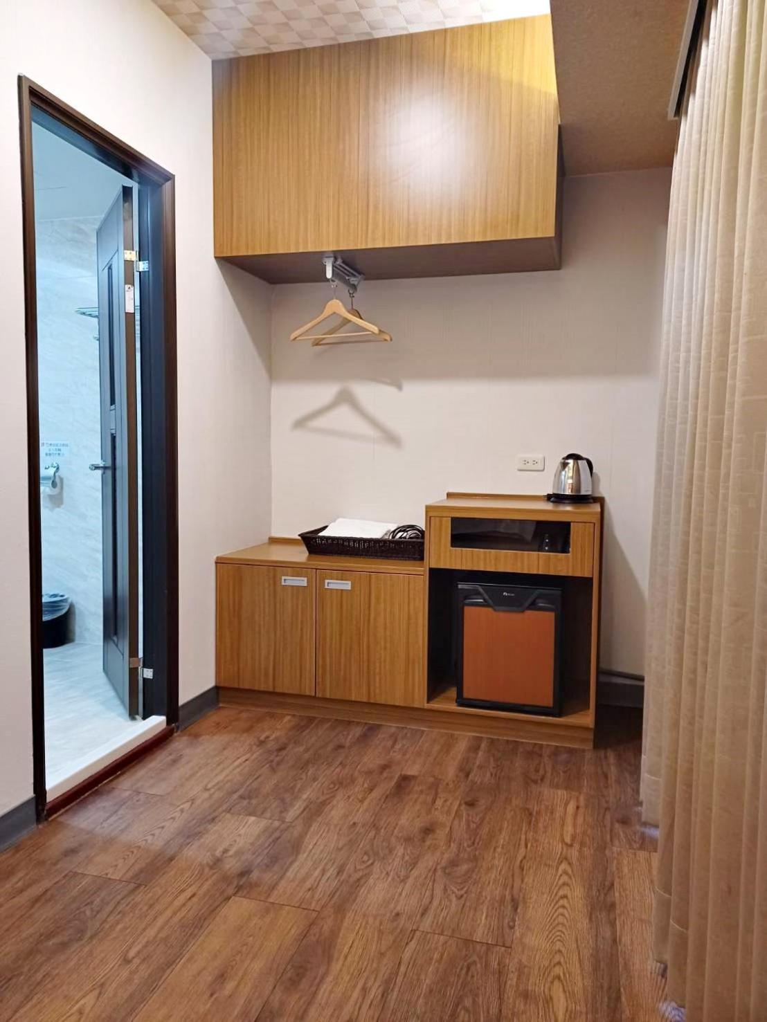 Crystal Hotel 풀리 외부 사진