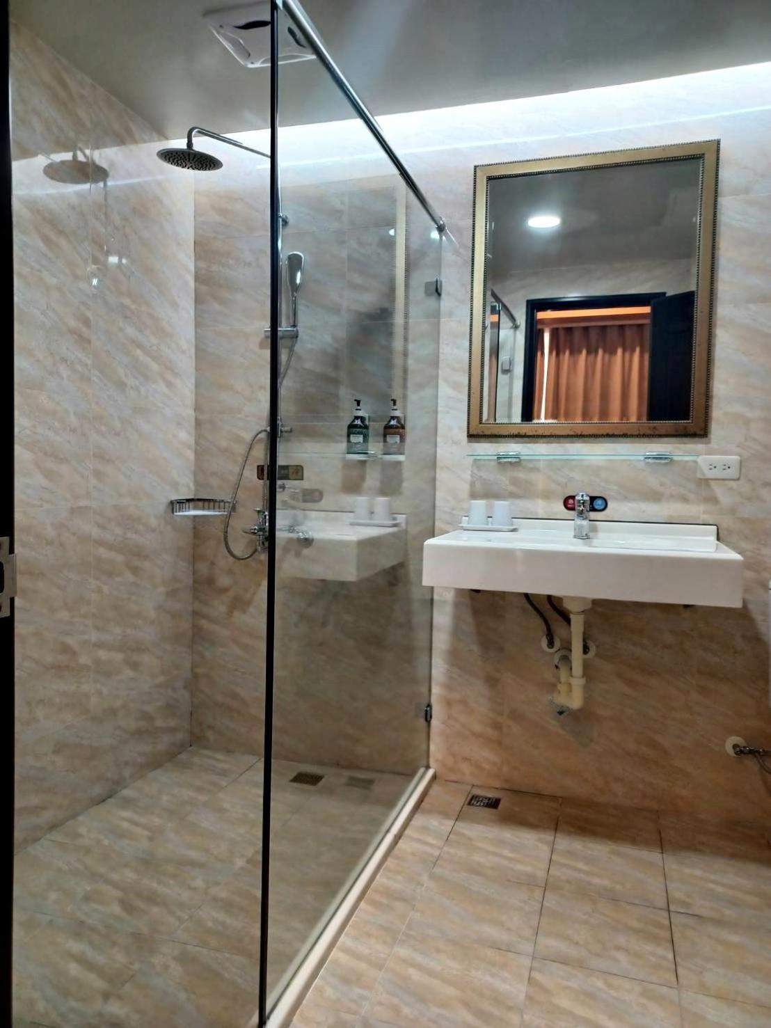 Crystal Hotel 풀리 외부 사진