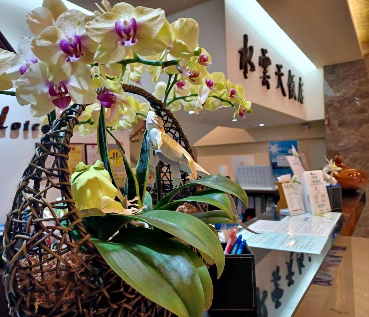 Crystal Hotel 풀리 외부 사진